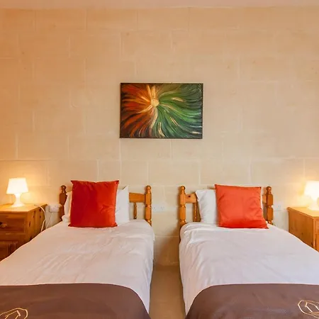 Naduri, Beautiful Gozitan Pool - Happy Case de vacanță Nadur