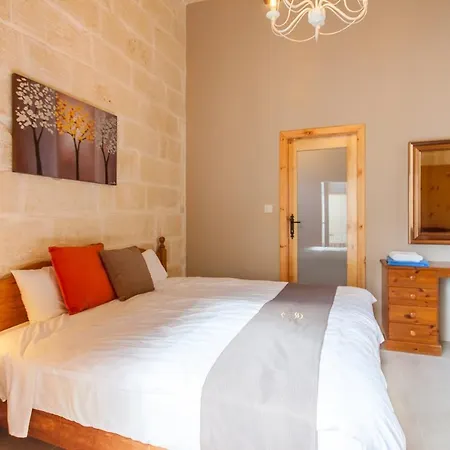 Naduri, Beautiful Gozitan Pool - Happy Nadur