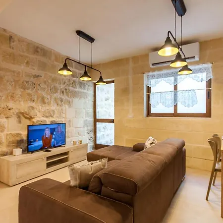 Naduri, Beautiful Gozitan Pool - Happy * 나두르