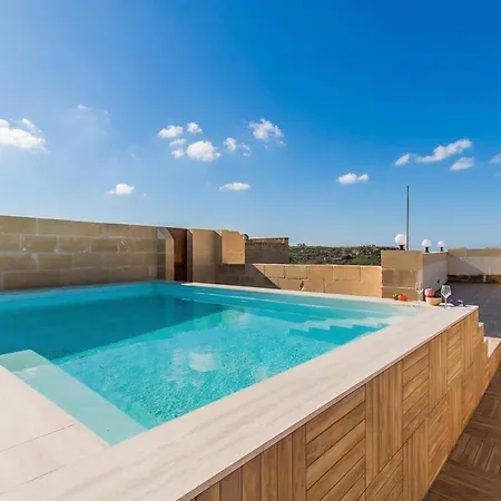 Naduri, Beautiful Gozitan Pool - Happy