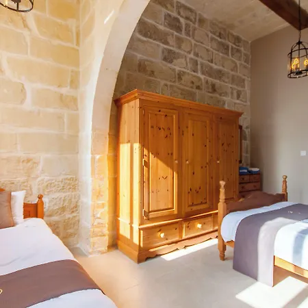 Naduri, Beautiful Gozitan Pool - Happy Nadur
