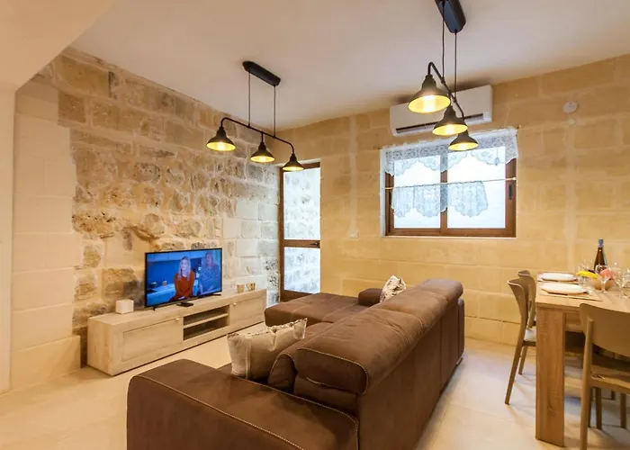 Naduri, Beautiful Gozitan Pool - Happy * Nadur