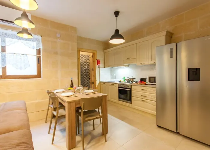 Naduri, Beautiful Gozitan Pool - Happy Nadur