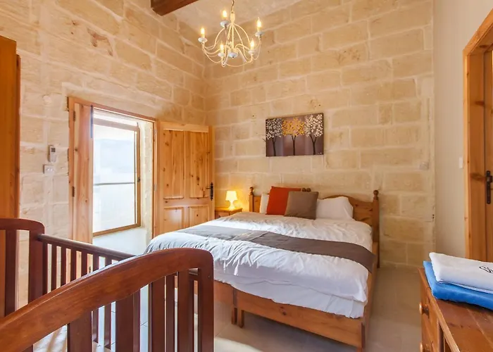 Naduri, Beautiful Gozitan Pool - Happy