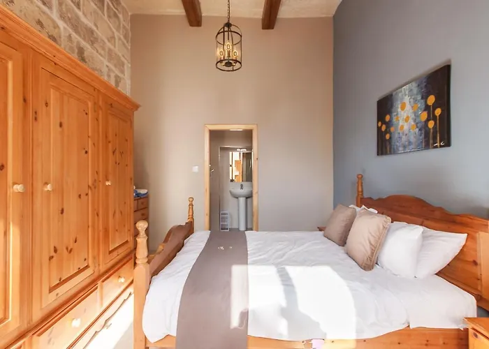 Naduri, Beautiful Gozitan Pool - Happy * Nadur